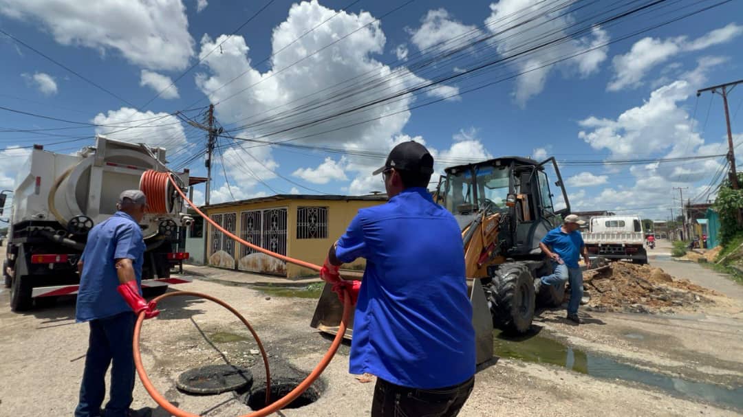 Sustituyen colector de aguas servidas en la urbanización Godofredo González 3 colector2