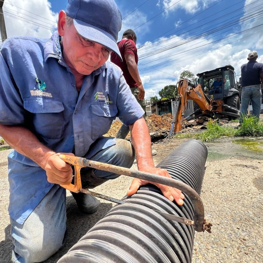 Sustituyen colector de aguas servidas en la urbanización Godofredo González 2 colector3