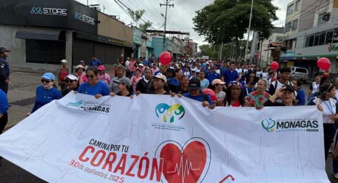 Con caminata y bailoterapia celebran el 33 aniversario del Cardiovascular
