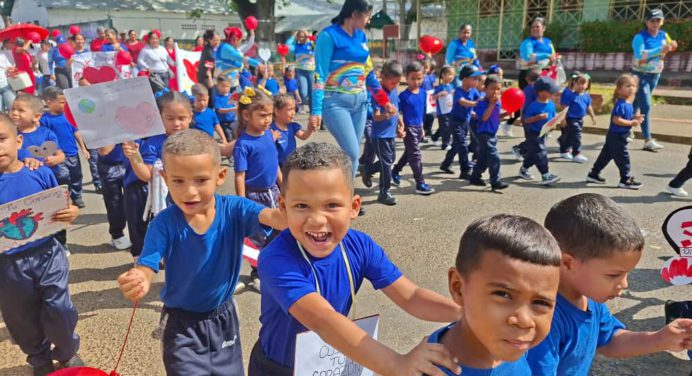 Corazones felices caminan por la vida en Monagas
