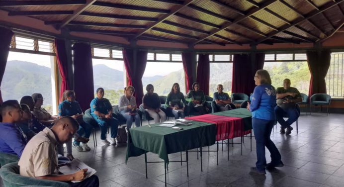 Gobierno capacita guías turísticos para la Expo Flor y Café Caripe 2025