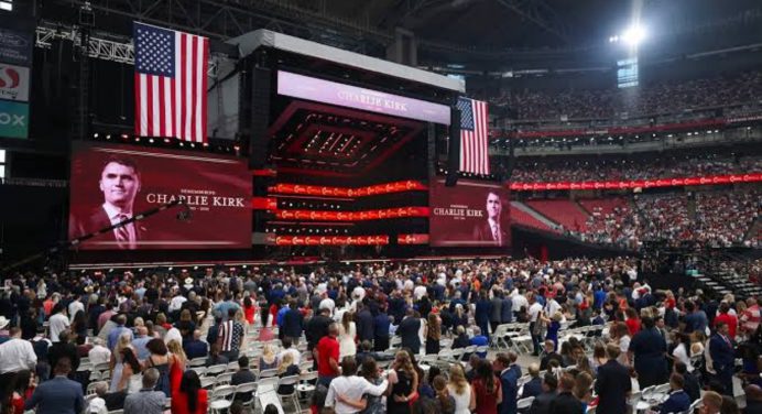 Funeral de Charlie Kirk reunió a más de 100 mil personas en Arizona