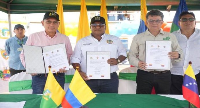 Gobernadores fronterizos de Colombia y Venezuela firman acuerdo en el río Orinoco