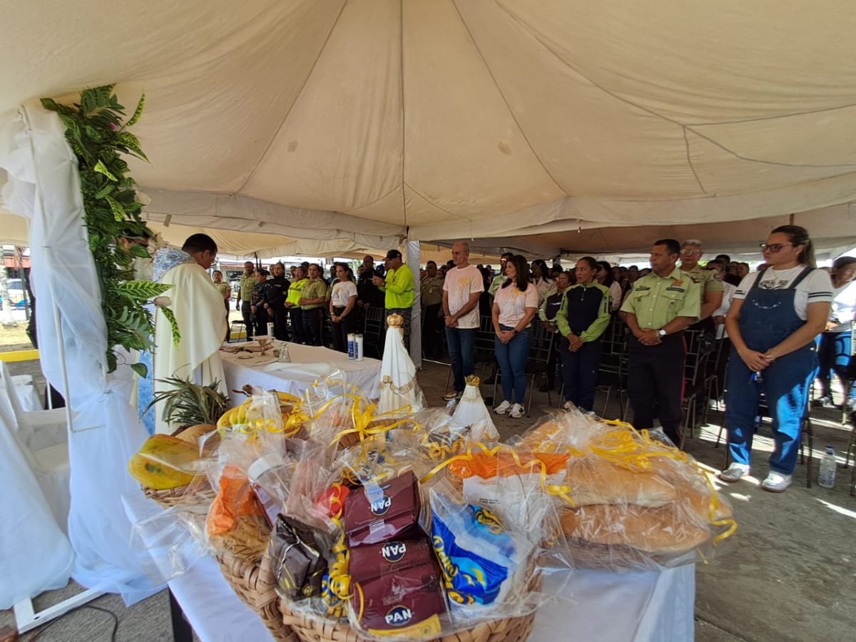 Con una misa funcionarios de Polimaturín y PNB reciben la réplica de la Virgen del Valle 4 misa4