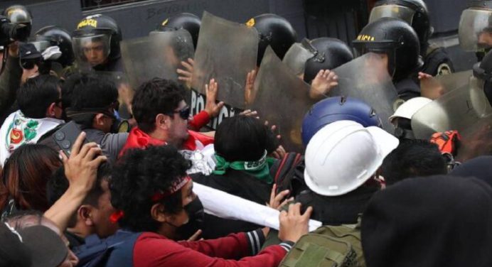 Protesta en Perú deja 12 policías heridos y seis ataques a periodistas