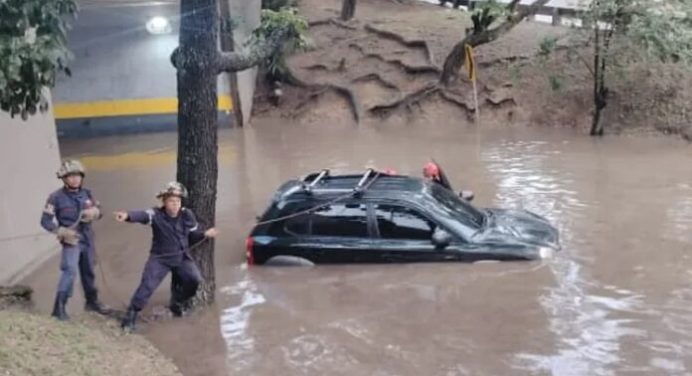 Vehículo quedó atascado en laguna que se formó en la avenida Libertador de Caracas