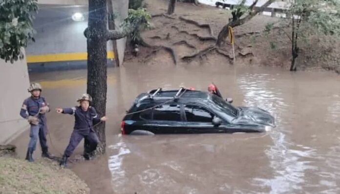 Vehículo quedó atascado en laguna que se formó en la avenida Libertador de Caracas 1 carro