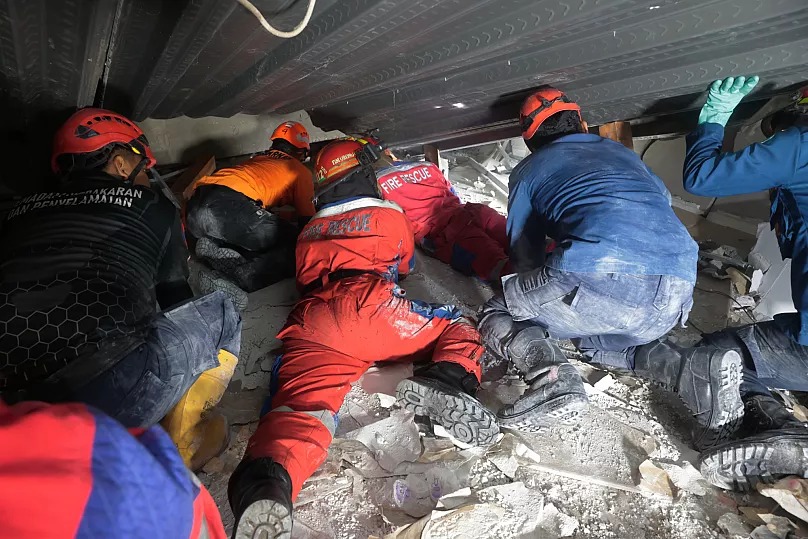 Continúa la búsqueda de 91 personas tras el colapso de un internado en Indonesia 2 internado