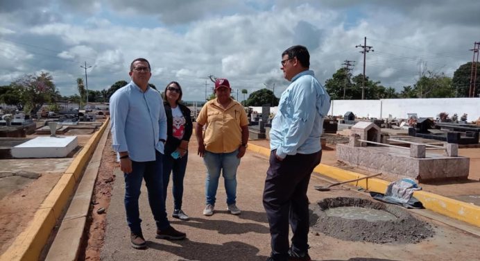 Alcalde Oscar Cedeño supervisa restauración de los camposantos de Zamora