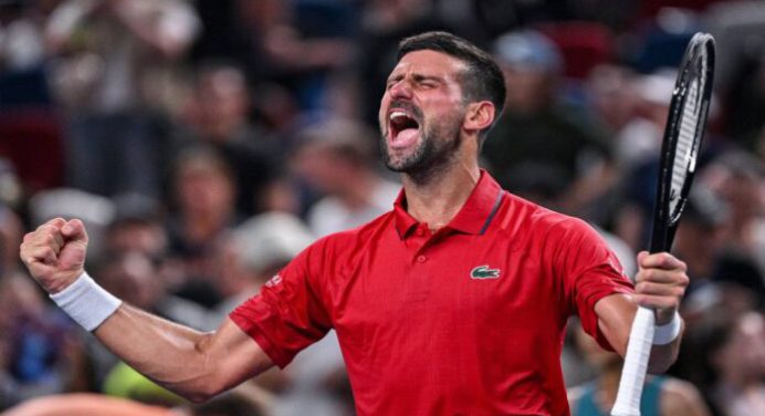 Djokovic se sobrepone para avanzar a cuartos en Shanghai