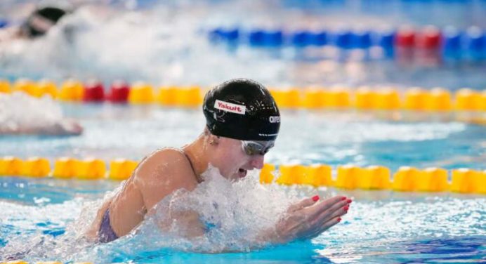 Kate Douglass y Kaylee McKeown impusieron récords mundiales en natación