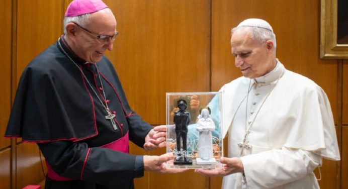 Monseñor Biord regaló estatuas de JGH y Carmen Rendiles al papa León