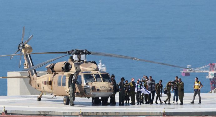 Los primeros helicópteros con rehenes de Gaza llegan a hospitales de Tel Aviv