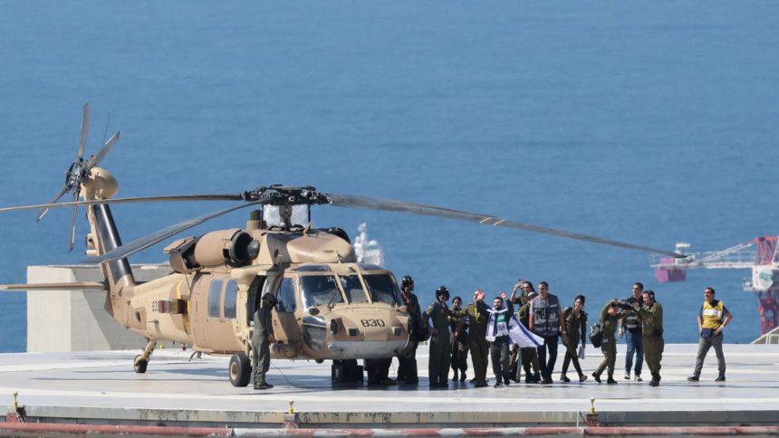 Los primeros helicópteros con rehenes de Gaza llegan a hospitales de Tel Aviv 1 Tel Aviv
