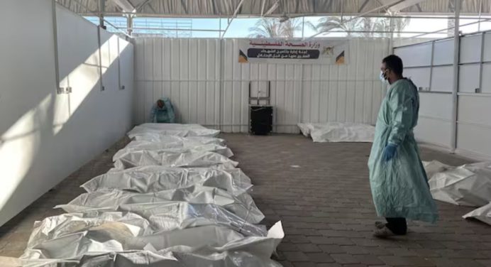 Unos 30 cuerpos entregados por Israel a Gaza muestran indicios de abuso