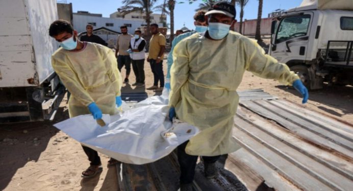 Israel entrega 15 cadáveres palestinos a Gaza durante el alto el fuego
