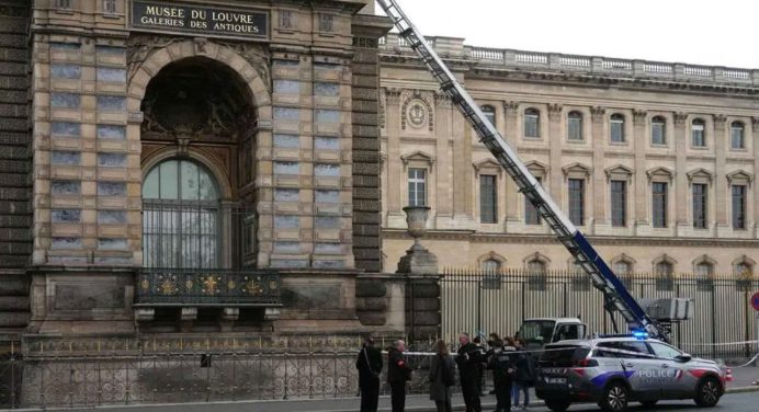 Detienen a cinco nuevos sospechosos del robo en el Louvre