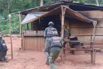 campamento de minería ilegal