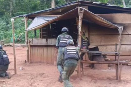 campamento de minería ilegal