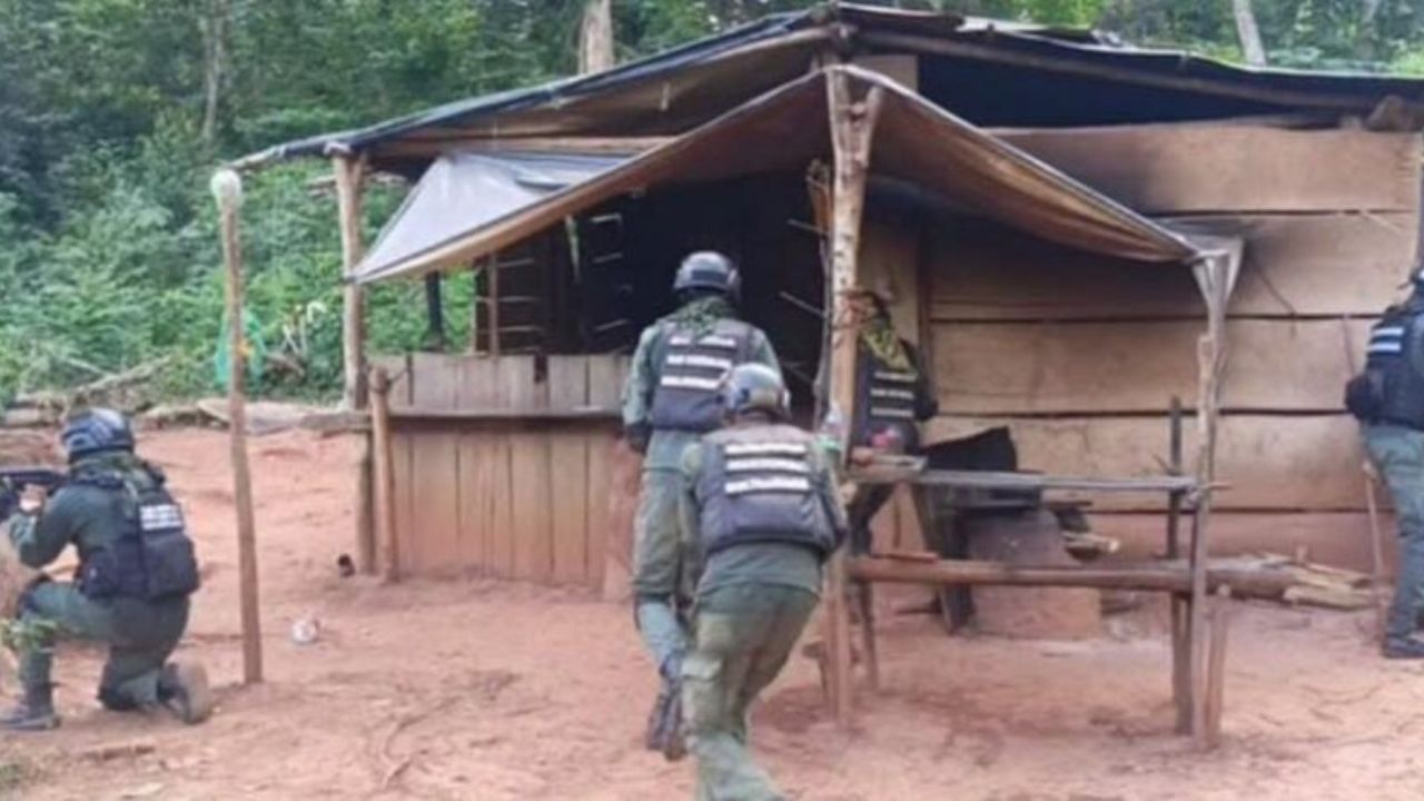 campamento de minería ilegal