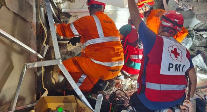 Continúa la búsqueda de 91 personas tras el colapso de un internado en Indonesia