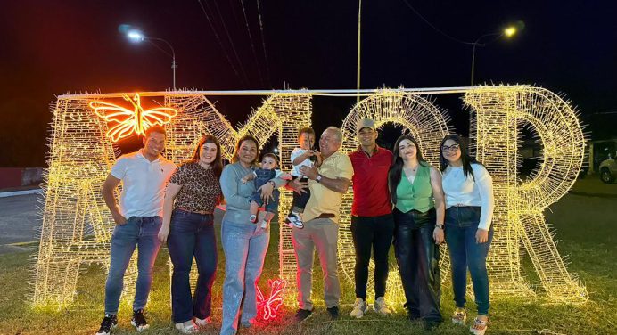 Piar da inicio a la Navidad con tradicional encendido de luces