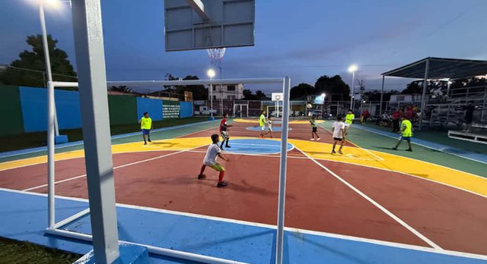 Juventud comunera renueva cancha para 100 jóvenes en Las Cocuizas