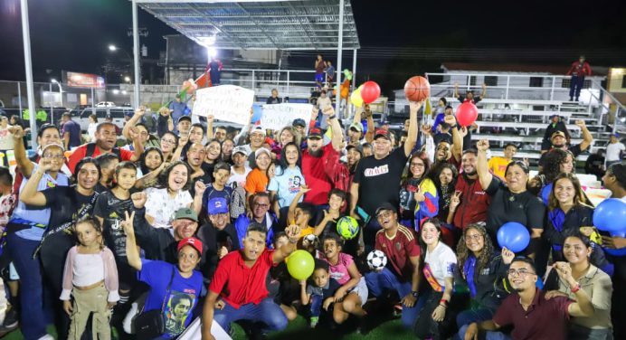 Con proyecto comunitario jóvenes maturineses rehabilitan cancha La Gran Cocuiza