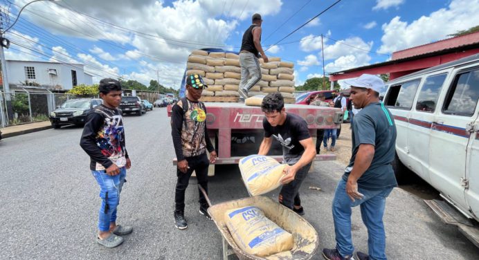Cerro Azul distribuye 60 toneladas de cemento en la parroquia El Corozo de Maturín