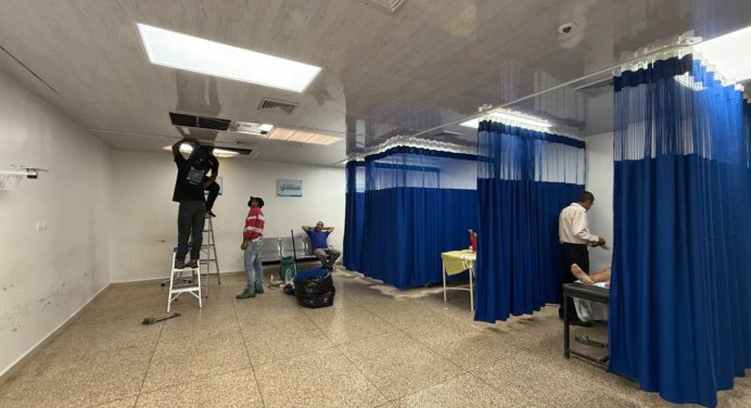 Instalan cortinas clínicas en la emergencia de adultos del Hospital de Maturín