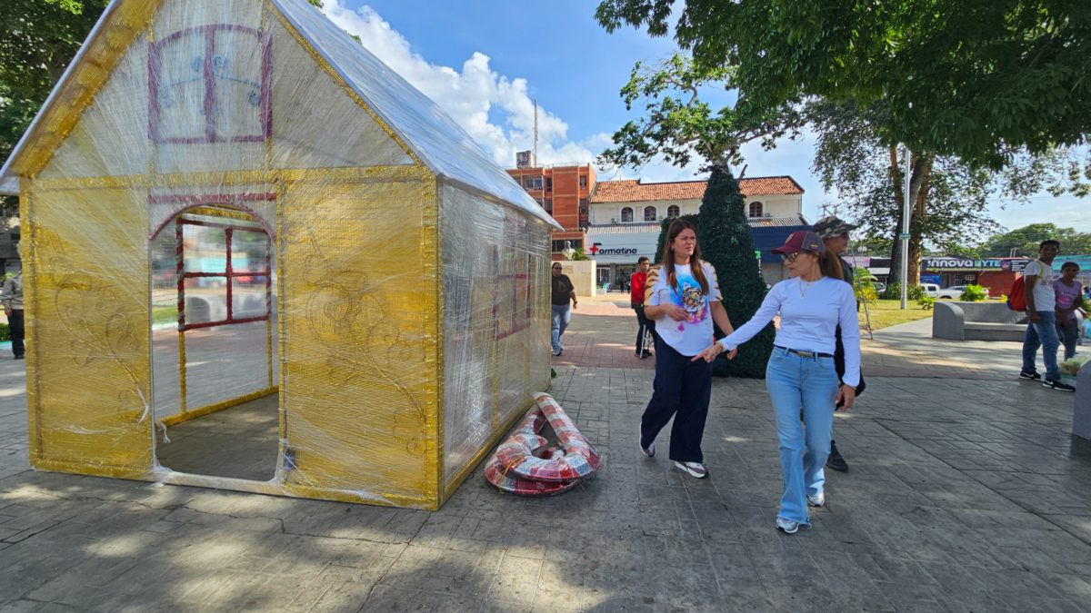 Alcaldesa Ana Fuentes supervisó decoración navideña de la plaza Piar 3 decoracion7