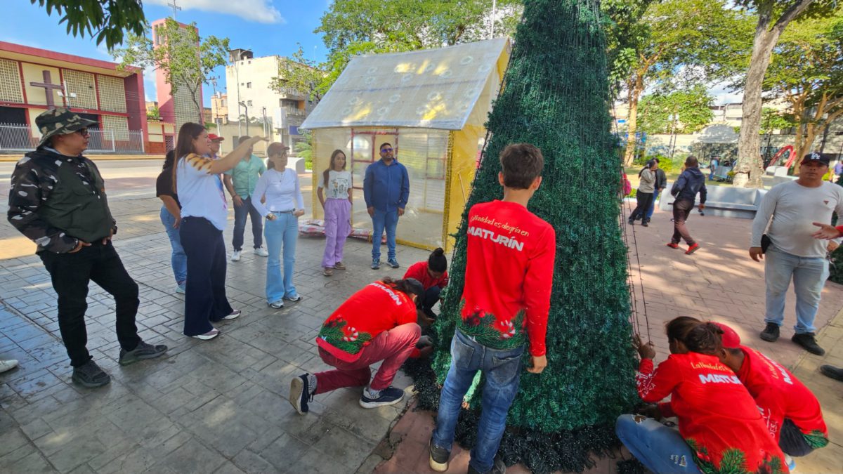 Alcaldesa Ana Fuentes supervisó decoración navideña de la plaza Piar 2 decoracion9