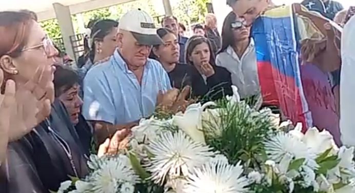 Entre música y aplausos despiden al maestro José Apolinar Cantor