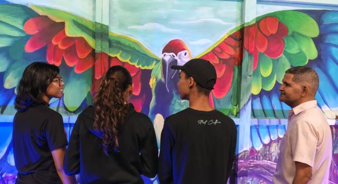 Icum inaugura mural en honor al Guacamayo Bandera en el Museo Mateo Manaure