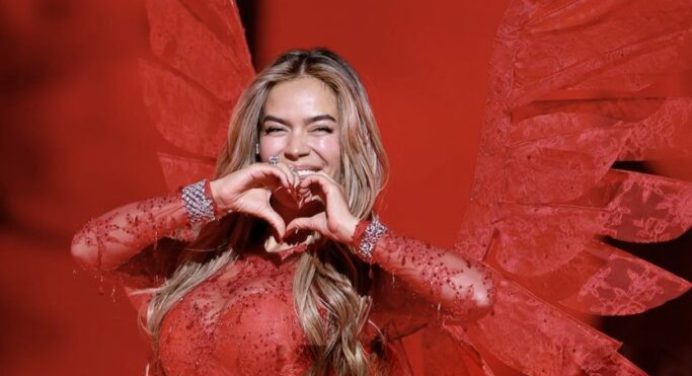 Karol G deslumbró en el Victoria’s Secret Fashion Show 2025