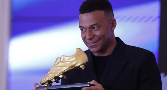 Mbappé recibe la Bota de Oro en el Bernabéu