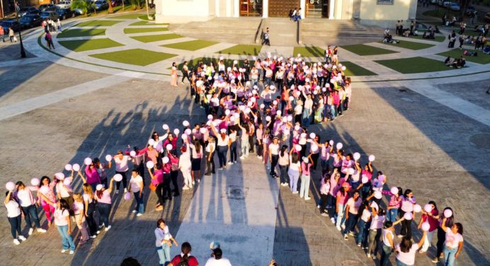 En Monagas realizan lazo humano rosa por la lucha contra el cáncer de mama