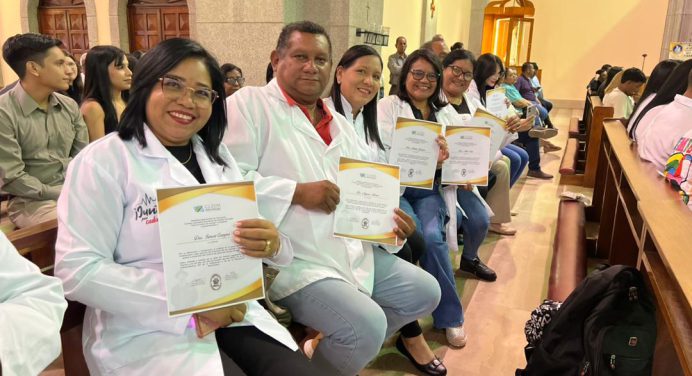 Más 40 médicos adscritos a la Dirección Regional de Salud reciben reconocimientos