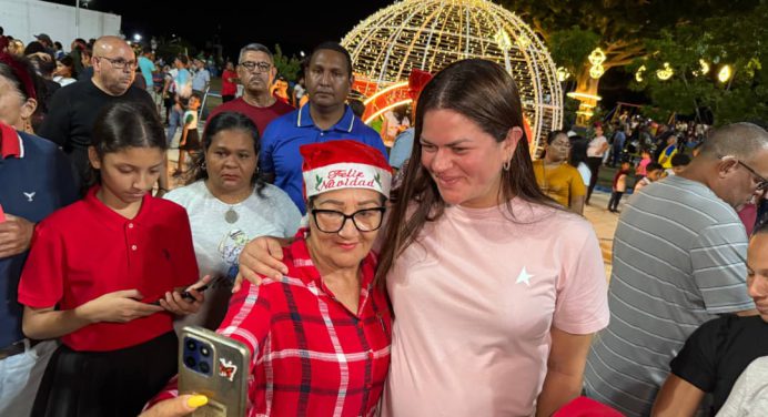 Alcaldesa Ana Fuentes encendió Navidad en la plaza del Barrio Bolívar en Maturín