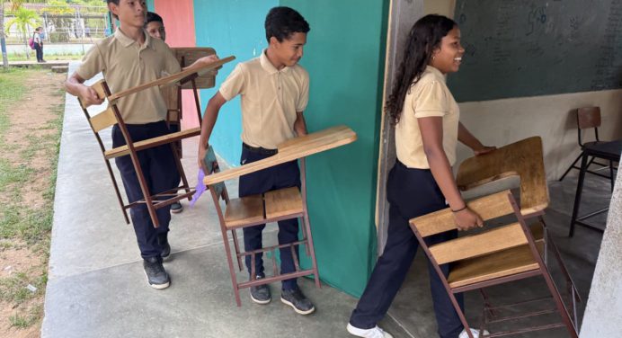 Juventud de Boquerón donó 140 pupitres nuevos al liceo Manuel Antonio Carreño