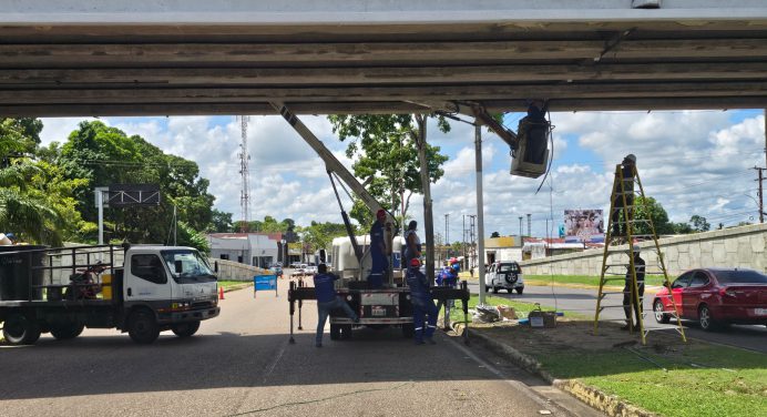 Modernizan alumbrado en el retorno de la avenida Raúl Leoni