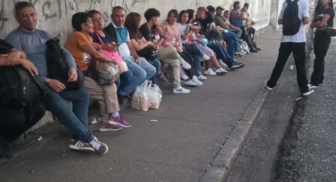 Paradas repletas de pasajeros este miércoles por ausencia de transporte en Maturín