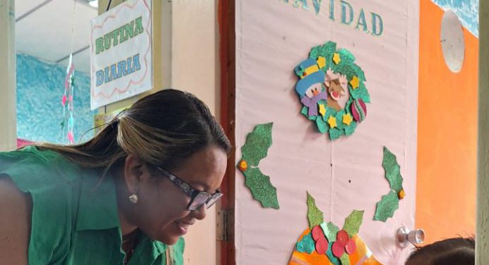 Alcaldesa Roselis León entrega uniformes a estudiantes de Santa Bárbara