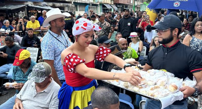 Todo un éxito II Festival de la Empanada con pan realizado en la calle Chimborazo