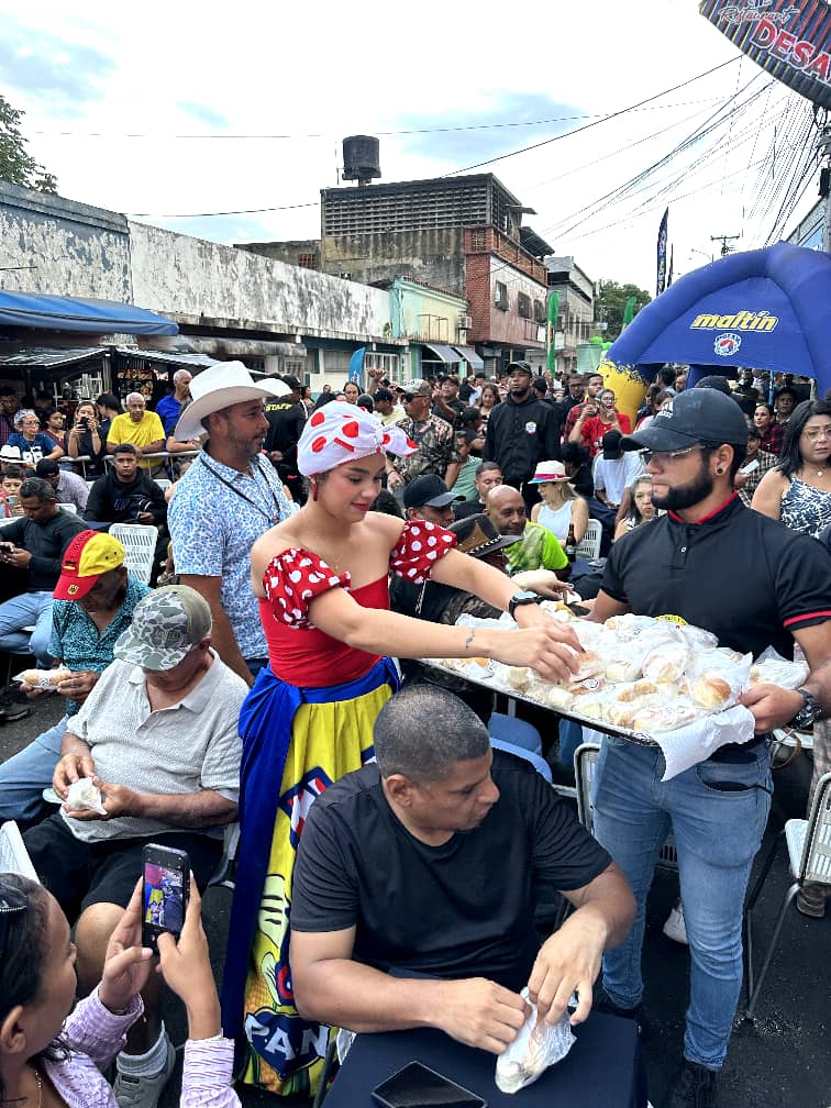 Todo un éxito II Festival de la Empanada con pan realizado en la calle Chimborazo 1 empanada con pan