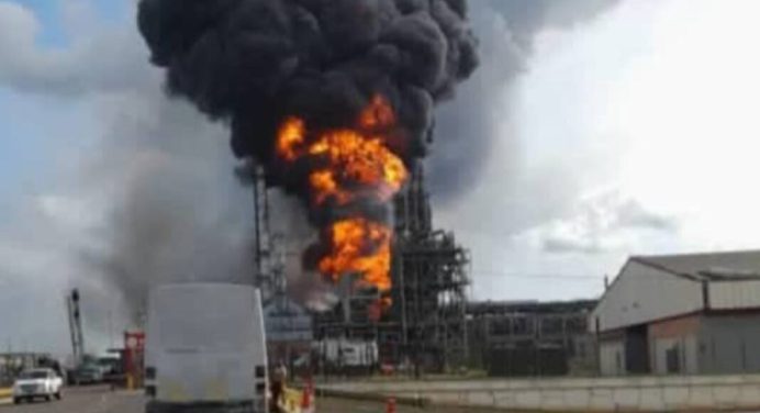 Pdvsa investiga incendio en Complejo José Antonio Anzoátegui