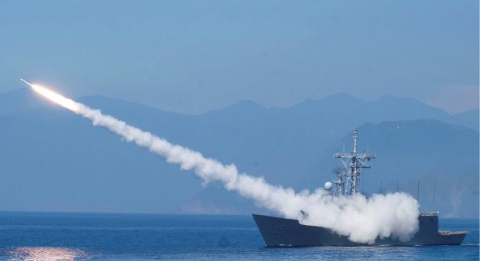 En medio de la crisis: China realiza ejercicios militares en el mar Amarillo frente a Japón