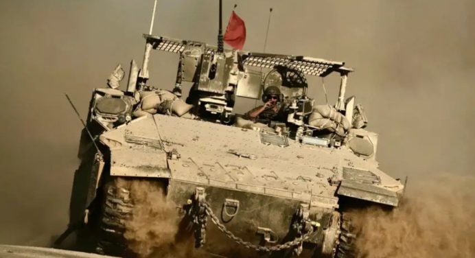Israel localiza arsenal de armas en la línea Amarilla de Gaza y lanza operaciones militares