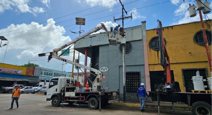 Reemplazan tres transformadores para garantizar alumbrado en avenida Juncal