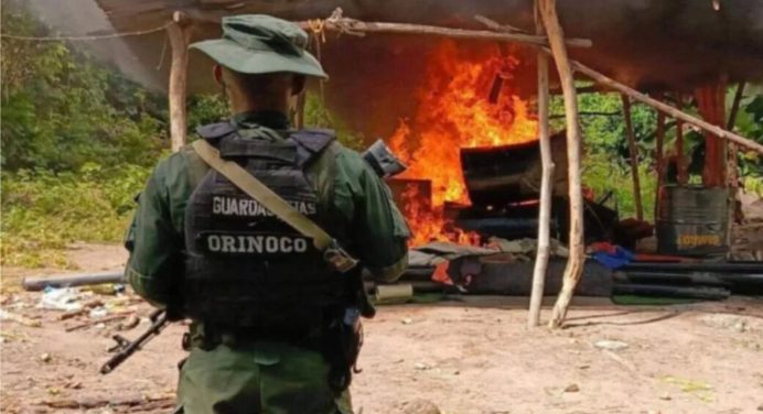 Militares desmantelan campamento de minería ilegal en Amazonas